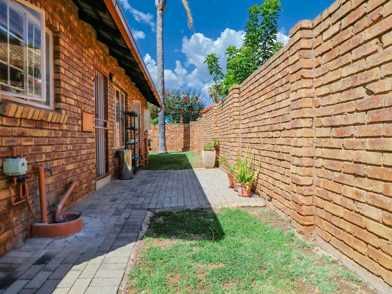 Townhouse For Sale in Amberfield Glen - Photo 9