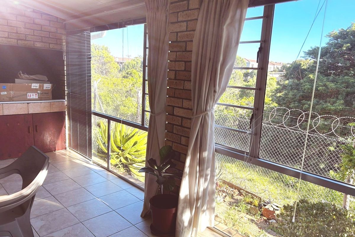 Townhouse For Sale in Jeffreys Bay Central - Photo 2