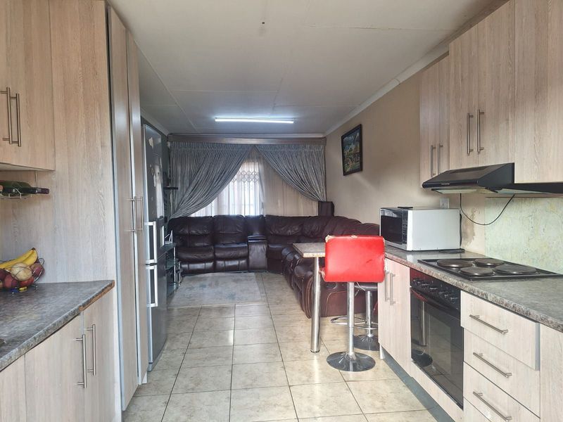 Townhouse For Sale in Bendor - Photo 2