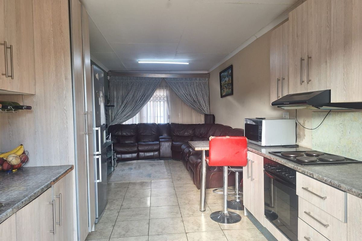 Townhouse For Sale in Bendor - Photo 2