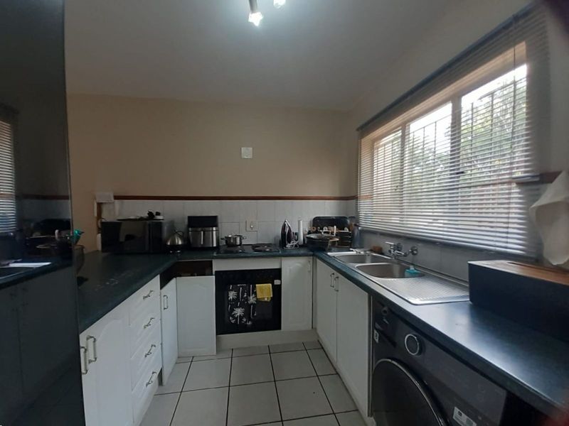 Apartment For Sale in Die Hoewes - Photo 9