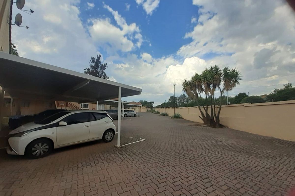 Apartment For Sale in Die Hoewes - Photo 2