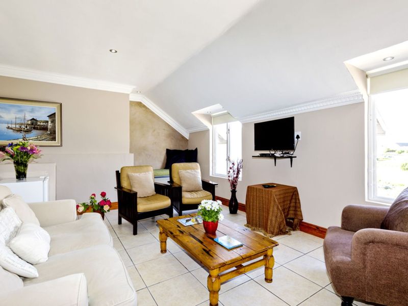 House To Rent in Country Club - Photo 8