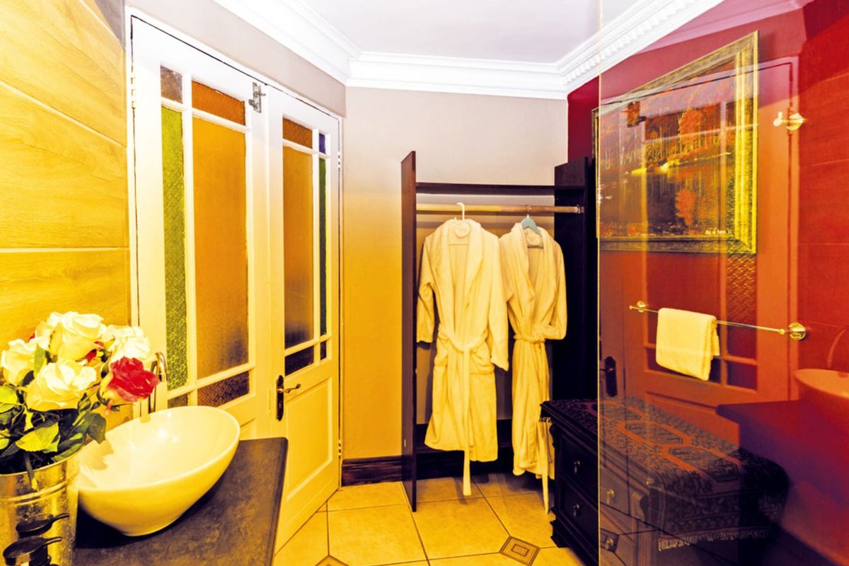 House To Rent in Country Club - Photo 5