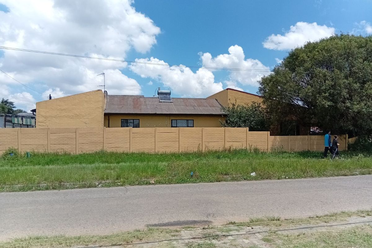 House For Sale in Bosmont - Photo 2