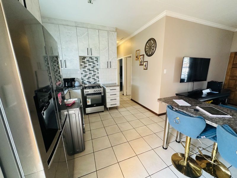 Townhouse For Sale in Terra Nova - Photo 2