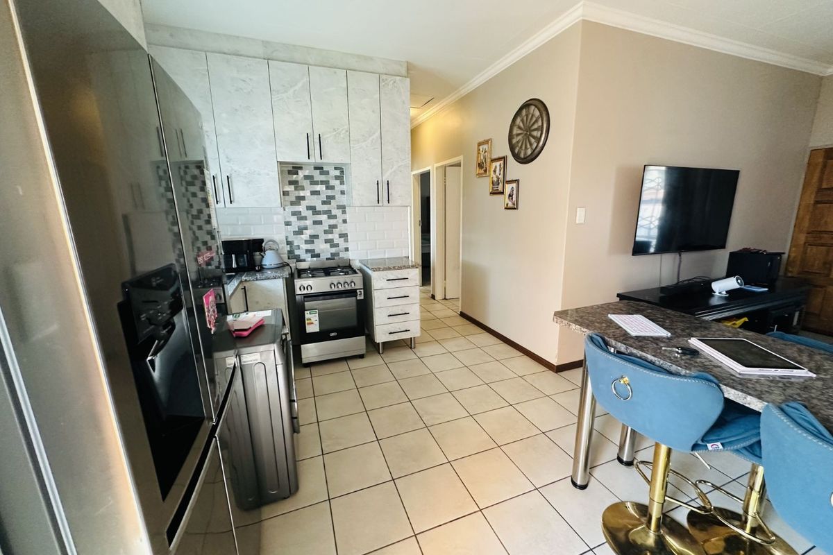 Townhouse For Sale in Terra Nova - Photo 2