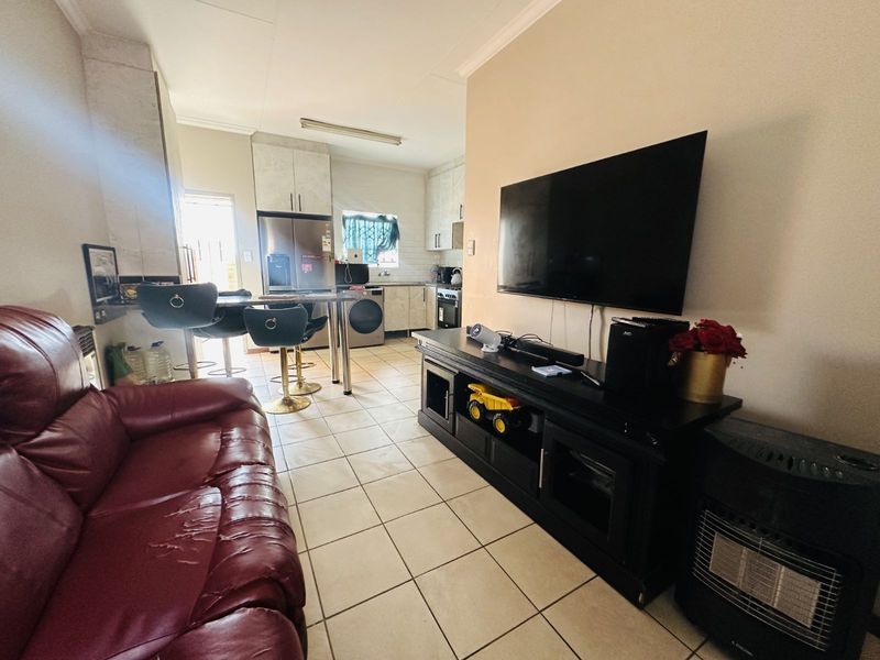 Townhouse For Sale in Terra Nova - Photo 5