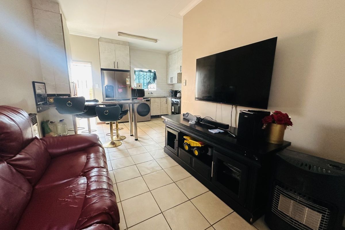 Townhouse For Sale in Terra Nova - Photo 5