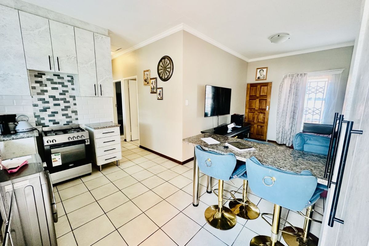 Townhouse For Sale in Terra Nova - Photo 3