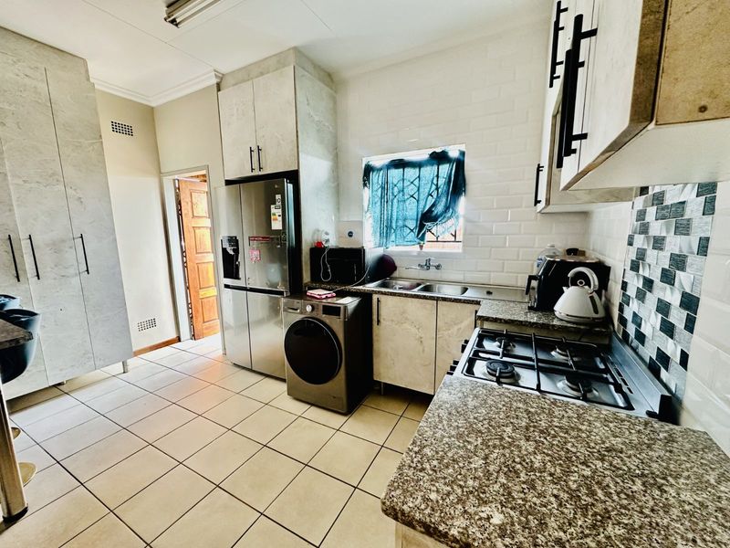 Townhouse For Sale in Terra Nova - Photo 4