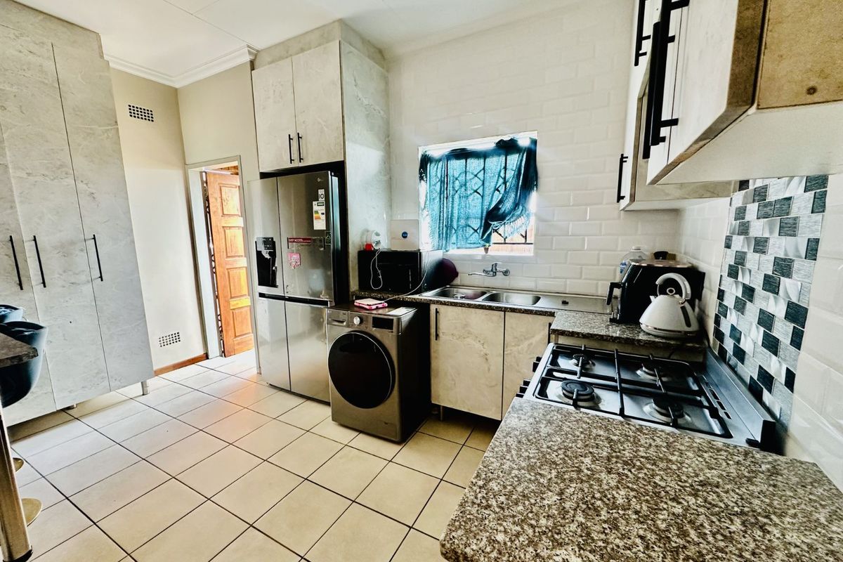 Townhouse For Sale in Terra Nova - Photo 4