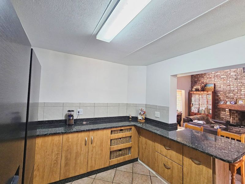 House For Sale in Heather Park - Photo 9