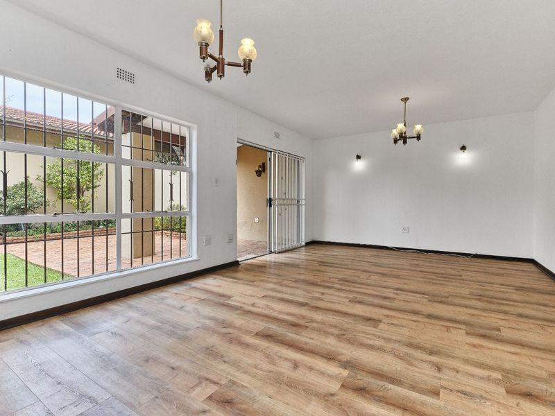 Townhouse For Sale in Bryanston - Photo 3