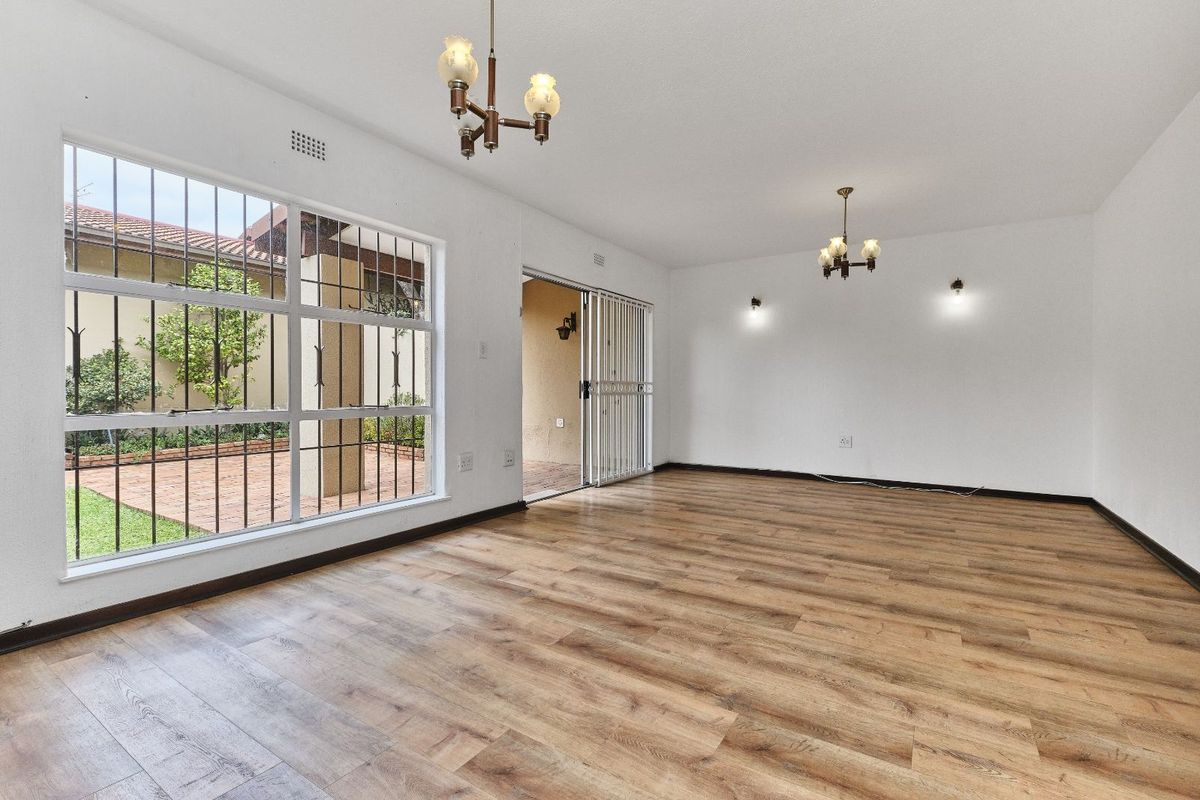 Townhouse For Sale in Bryanston - Photo 3