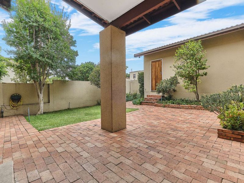 Townhouse For Sale in Bryanston - Photo 2