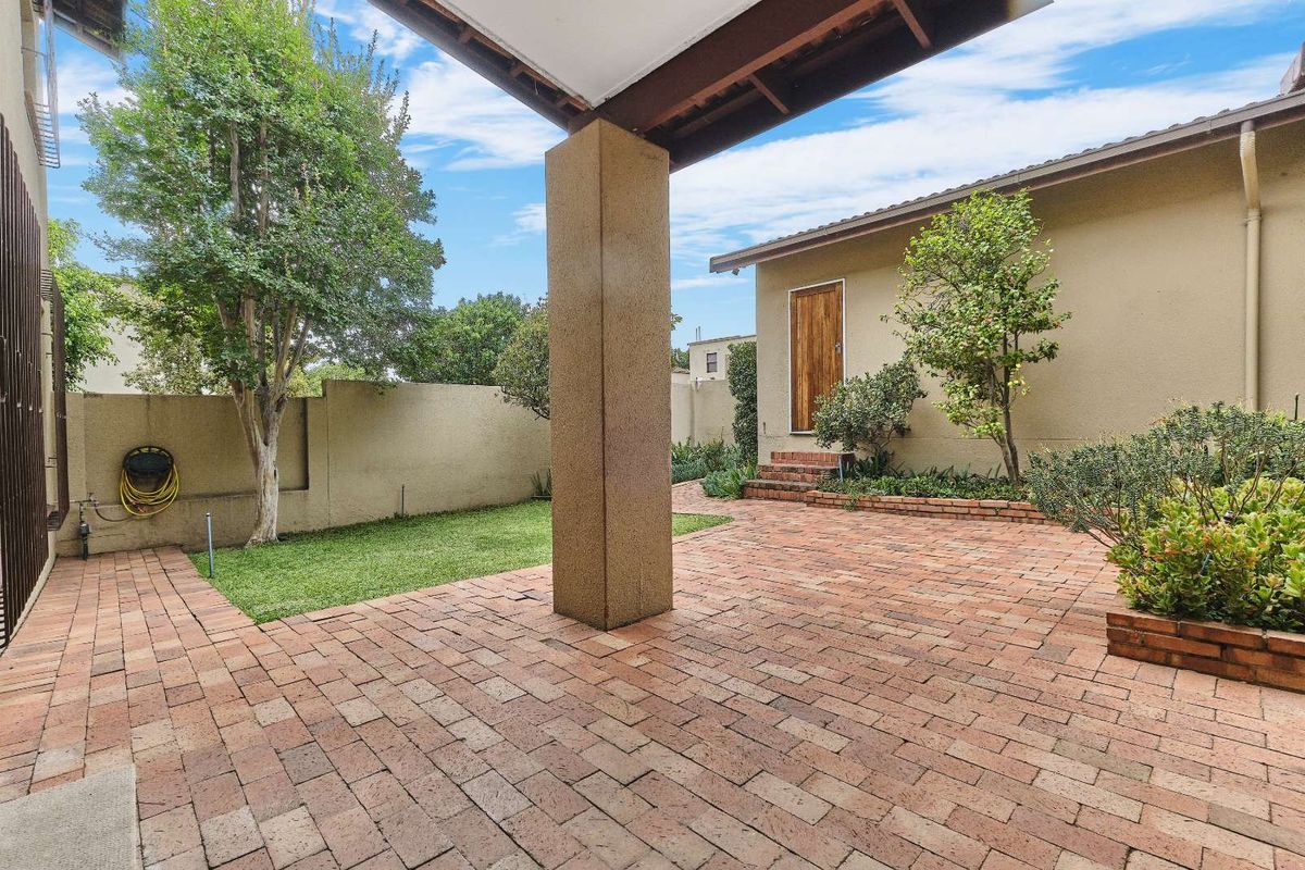 Townhouse For Sale in Bryanston - Photo 2