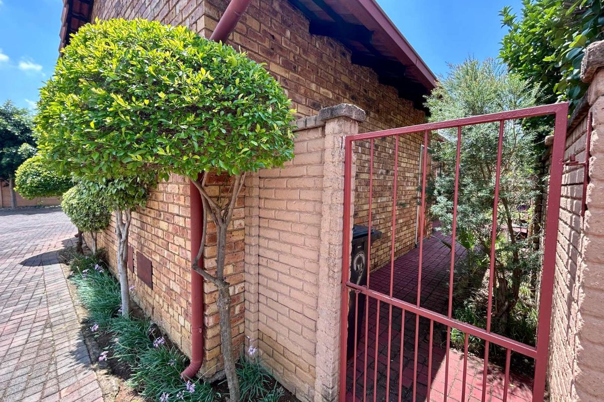 Townhouse For Sale in Equestria - Photo 3