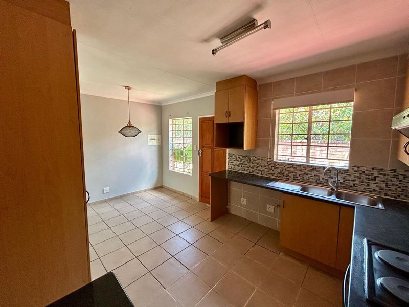 Townhouse For Sale in Equestria - Photo 9