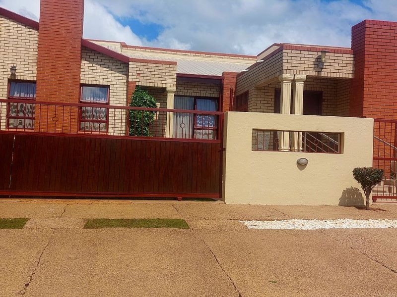 House For Sale in Bendor - Photo 2