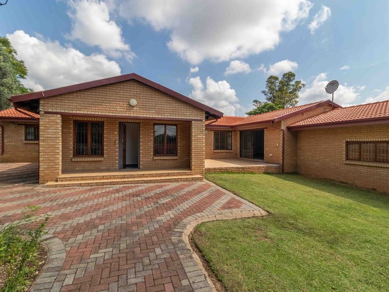 House For Sale in Meadowhurst - Photo 3