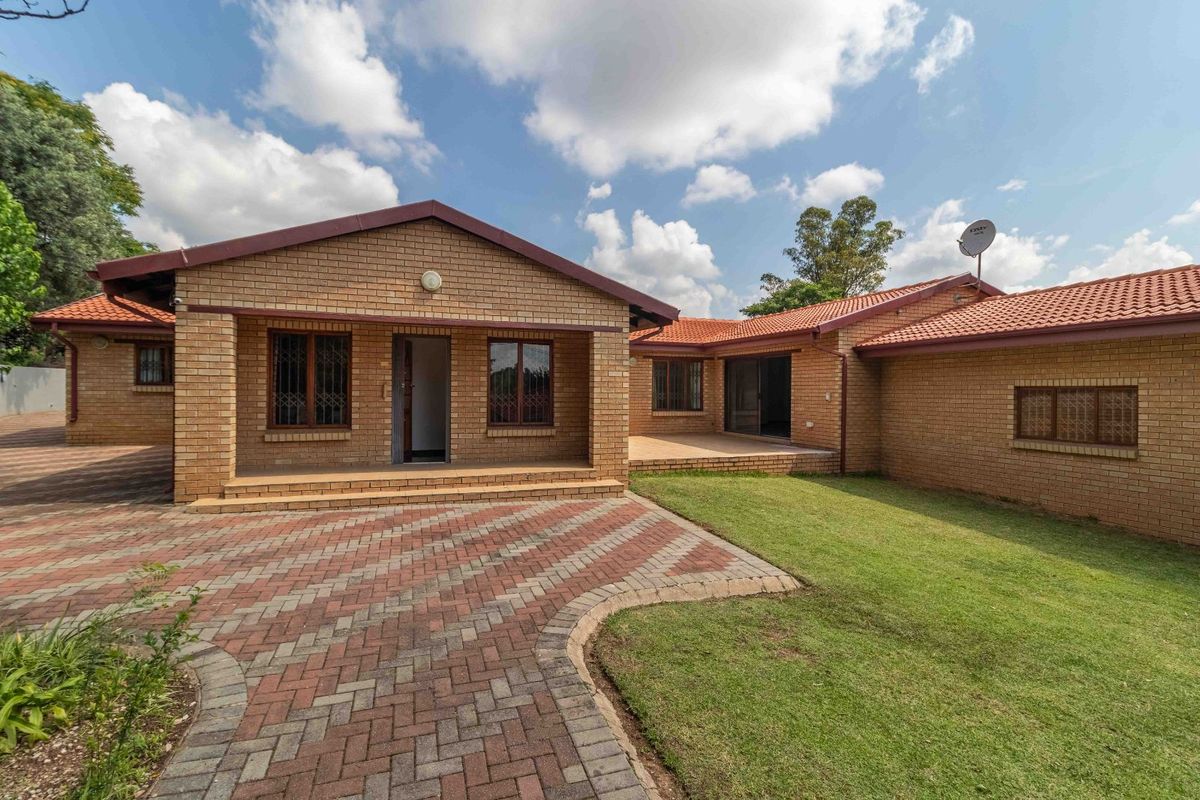 House For Sale in Meadowhurst - Photo 3