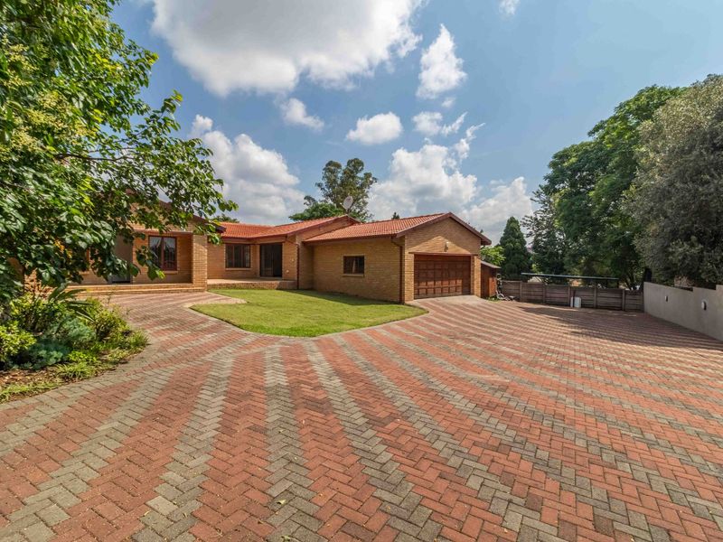 House For Sale in Meadowhurst - Photo 2