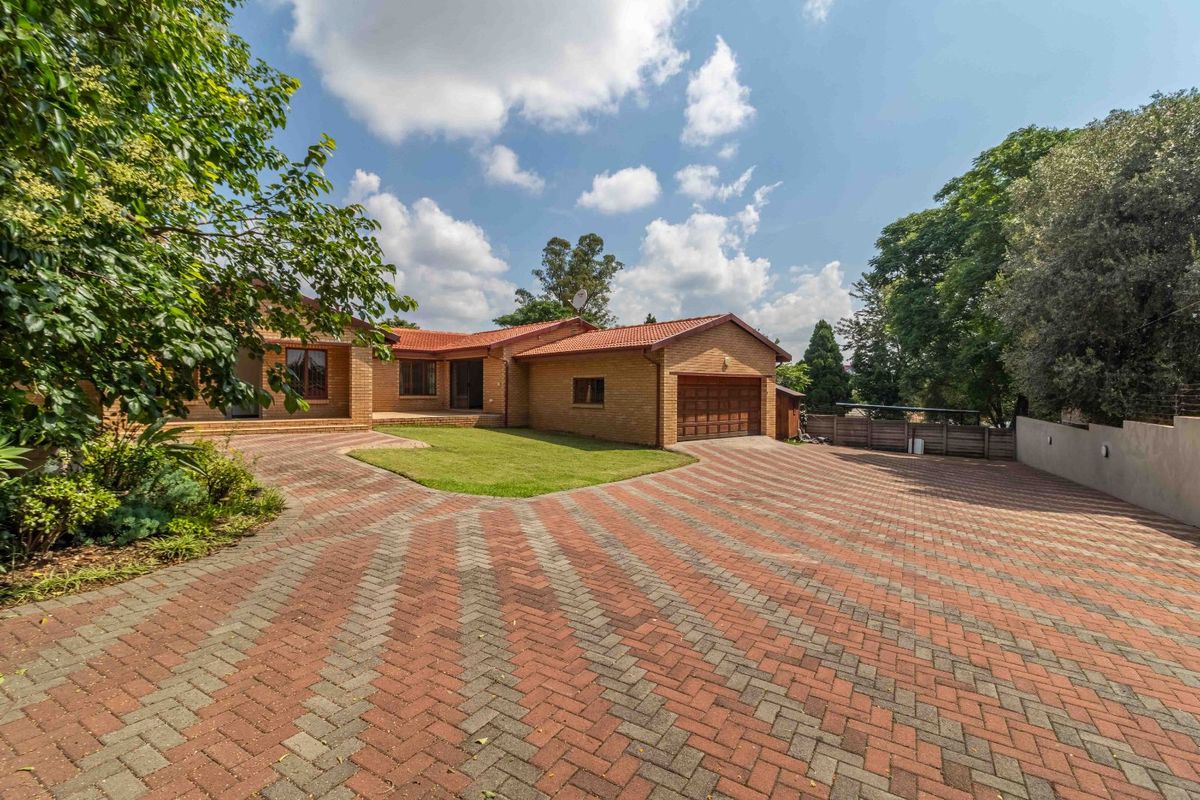 House For Sale in Meadowhurst - Photo 2