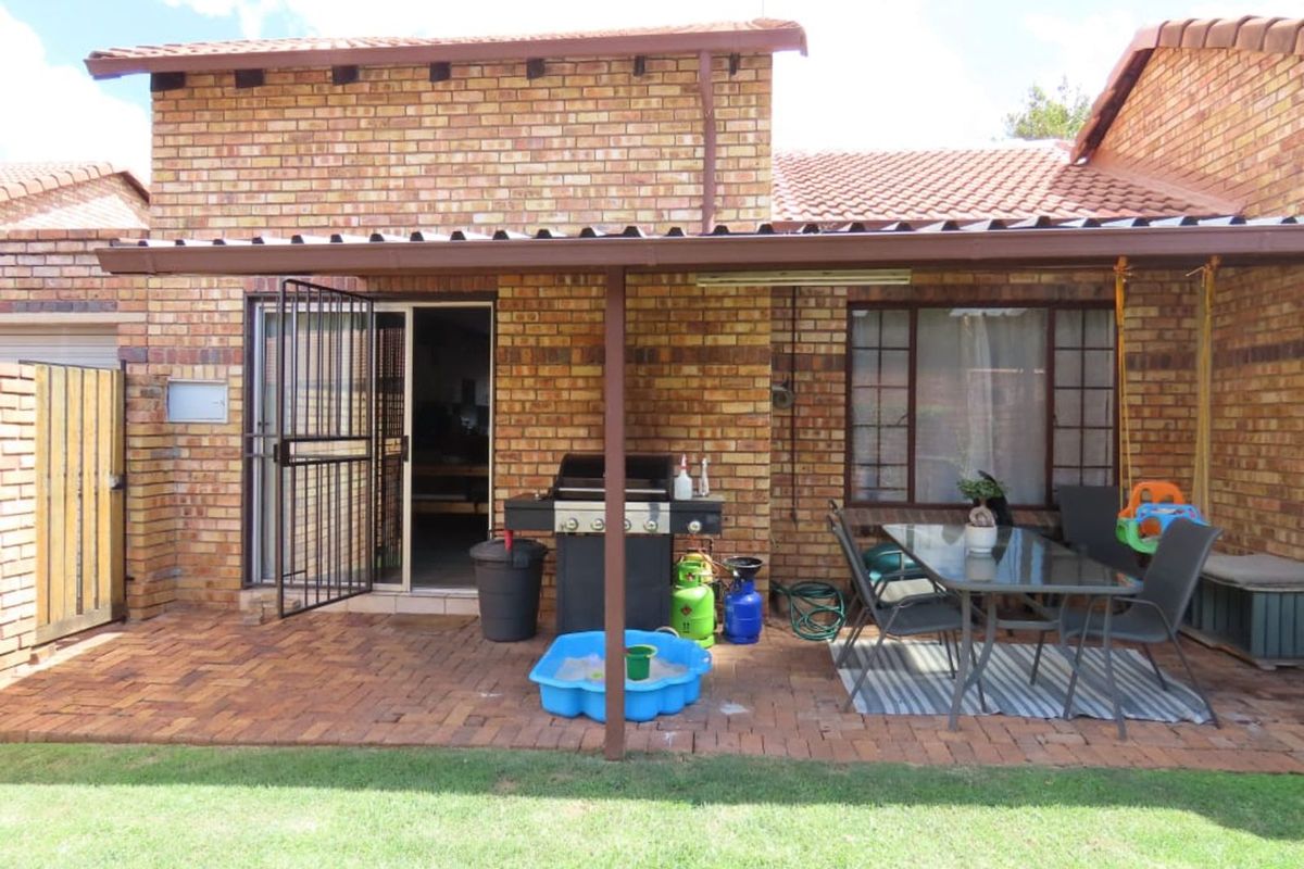 Townhouse For Sale in Hennopspark - Photo 4