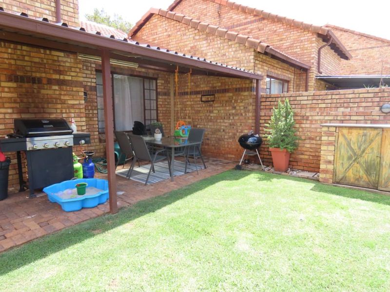 Townhouse For Sale in Hennopspark - Photo 3