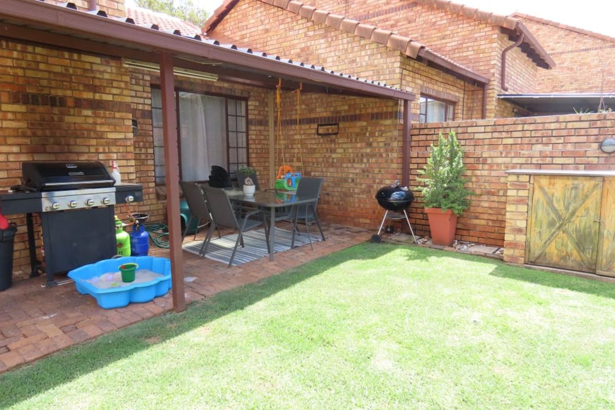 Townhouse For Sale in Hennopspark - Photo 3