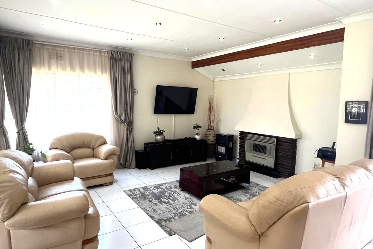 House For Sale in Robertsham - Photo 5