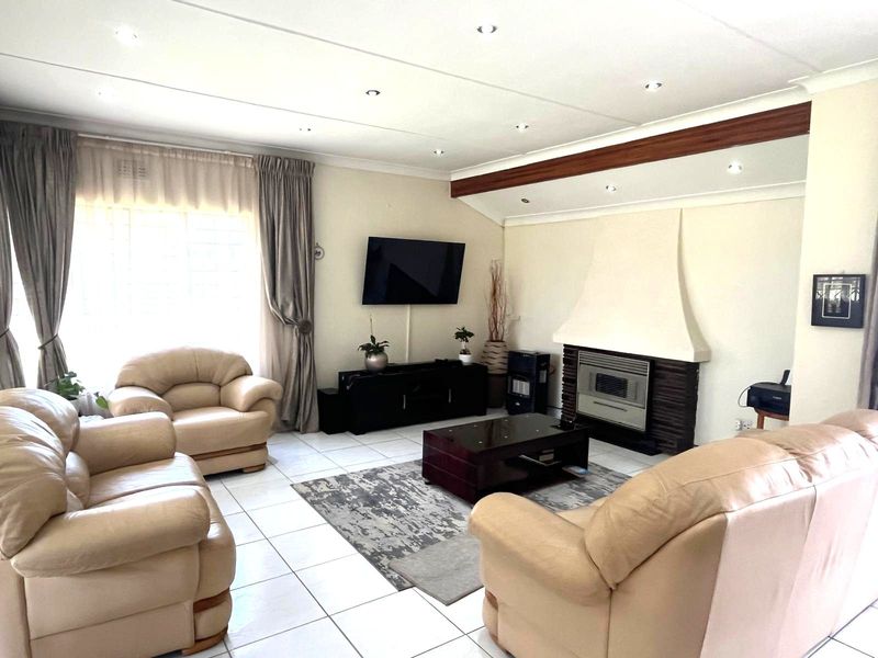 House For Sale in Robertsham - Photo 5