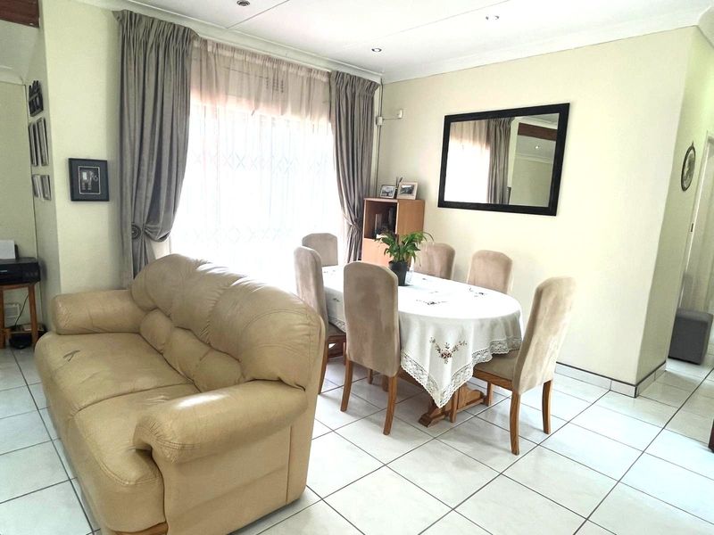 House For Sale in Robertsham - Photo 6