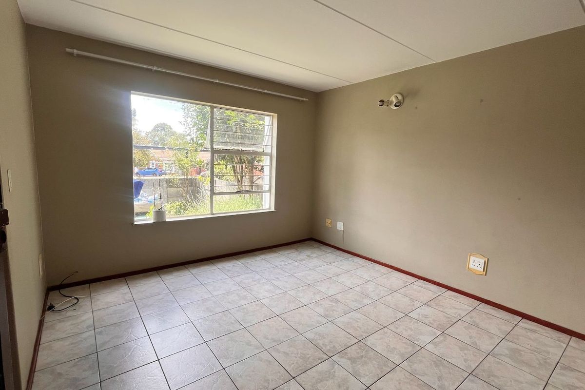 Townhouse For Sale in Glen Marais - Photo 2