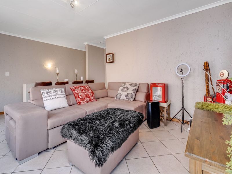 Townhouse For Sale in Noordheuwel - Photo 9