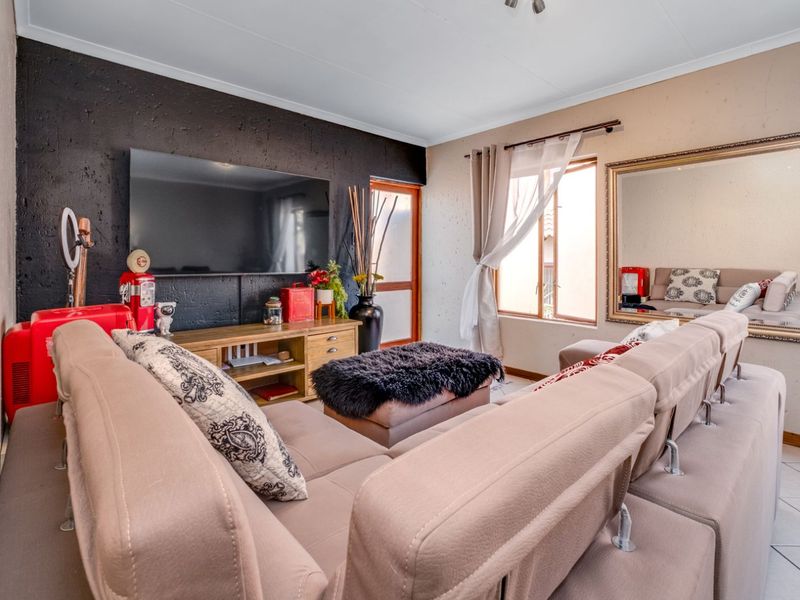 Townhouse For Sale in Noordheuwel - Photo 8