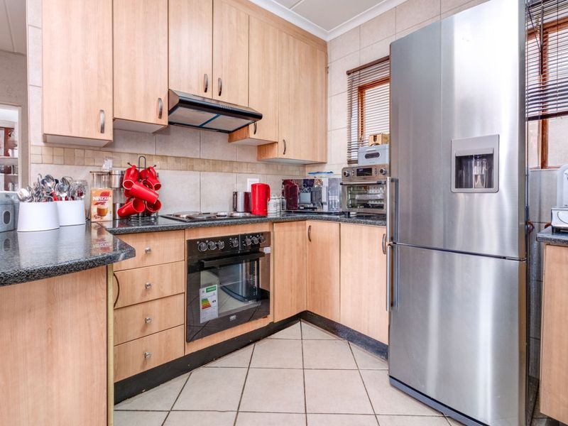 Townhouse For Sale in Noordheuwel - Photo 4