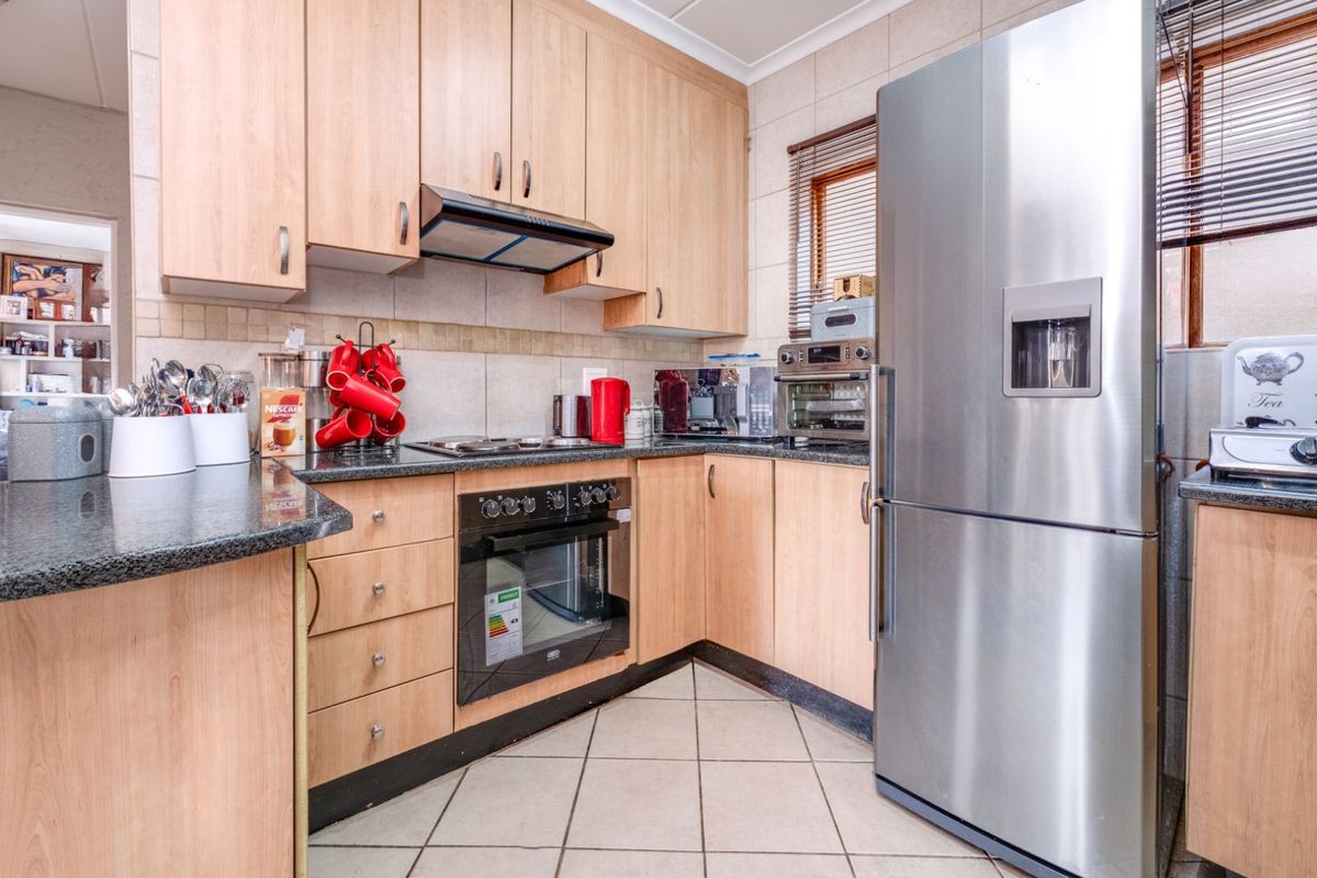 Townhouse For Sale in Noordheuwel - Photo 4