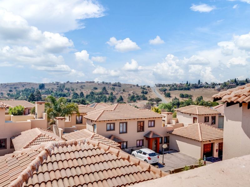 Townhouse For Sale in Noordheuwel - Photo 2