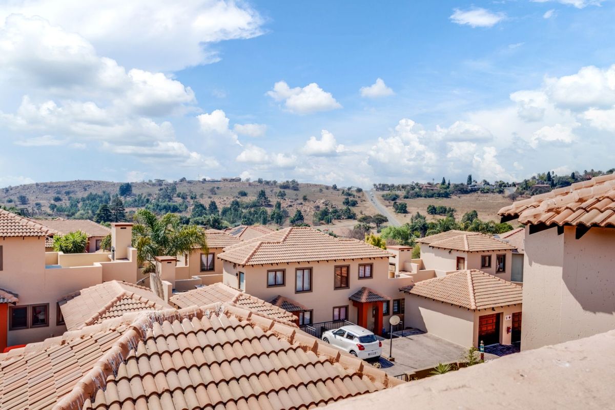 Townhouse For Sale in Noordheuwel - Photo 2