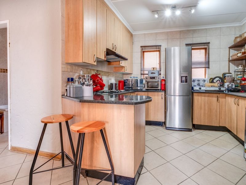 Townhouse For Sale in Noordheuwel - Photo 5