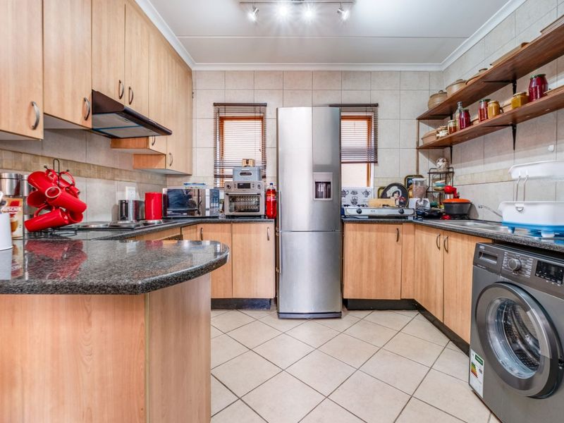 Townhouse For Sale in Noordheuwel - Photo 3