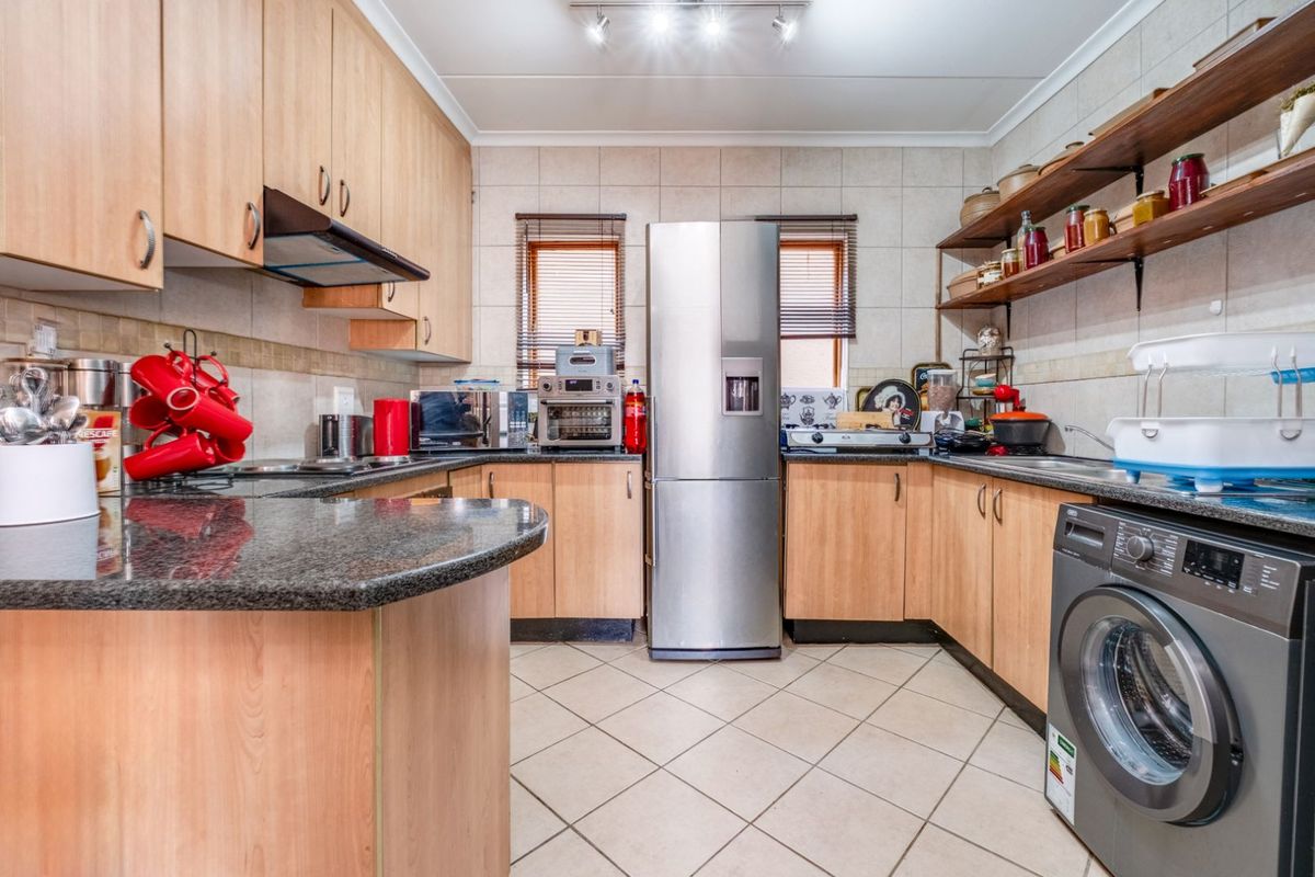 Townhouse For Sale in Noordheuwel - Photo 3