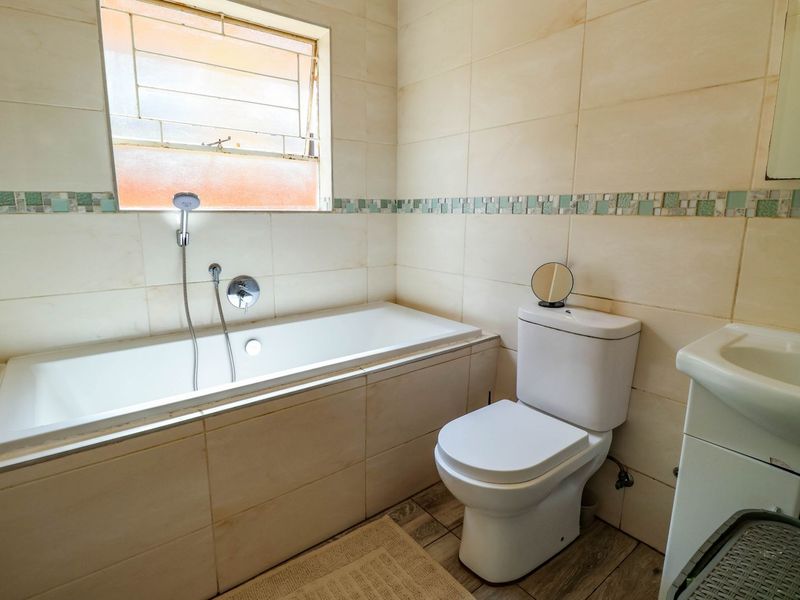 Townhouse For Sale in Monavoni - Photo 9