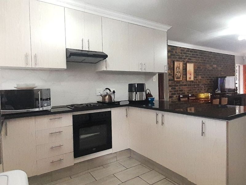 Townhouse For Sale in Noordheuwel - Photo 2