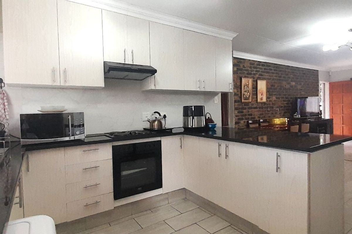 Townhouse For Sale in Noordheuwel - Photo 2