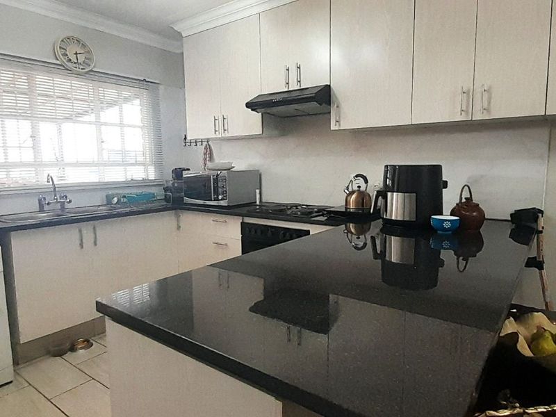 Townhouse For Sale in Noordheuwel - Photo 3