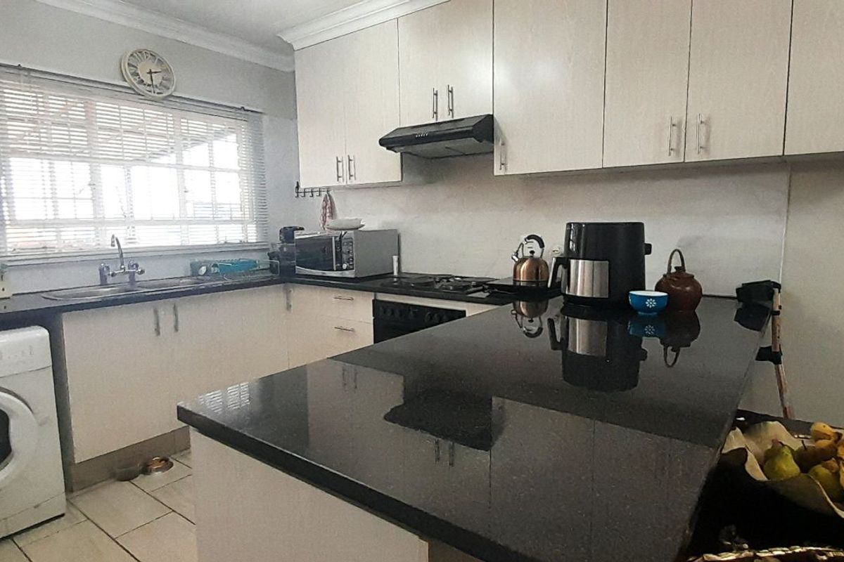 Townhouse For Sale in Noordheuwel - Photo 3