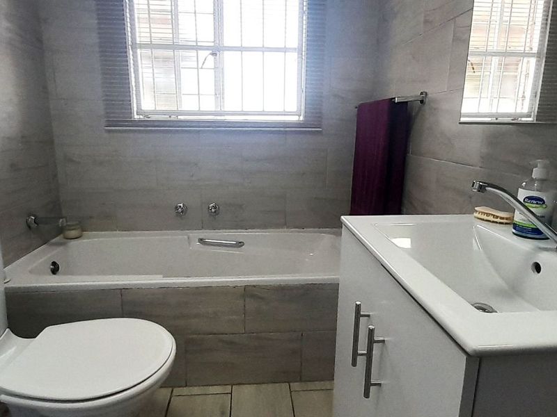 Townhouse For Sale in Noordheuwel - Photo 5